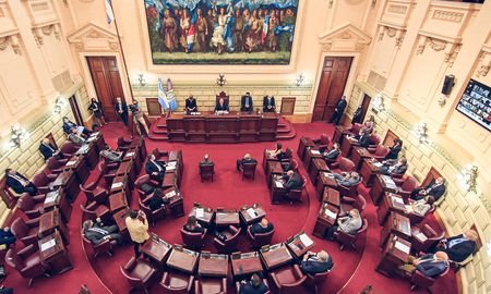 La Legislatura santafesina aprobó este jueves el proyecto que adhiere a la ley nacional de ART. En primera instancia, la iniciativa había tenido el visto bueno de la cámara alta, pasó por la cámara baja donde sufrió modificaciones y luego volvió a ser ratificada en el Senado. La Legislatura santafesina aprobó este jueves el proyecto que adhiere a la ley nacional de ART. En primera instancia, la iniciativa había tenido el visto bueno de la cámara alta, pasó por la cámara baja donde sufrió modificaciones y luego volvió a ser ratificada en el Senado.