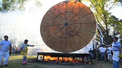 Escapada a un destino único de Buenos Aires con la torta frita más grande del mundo