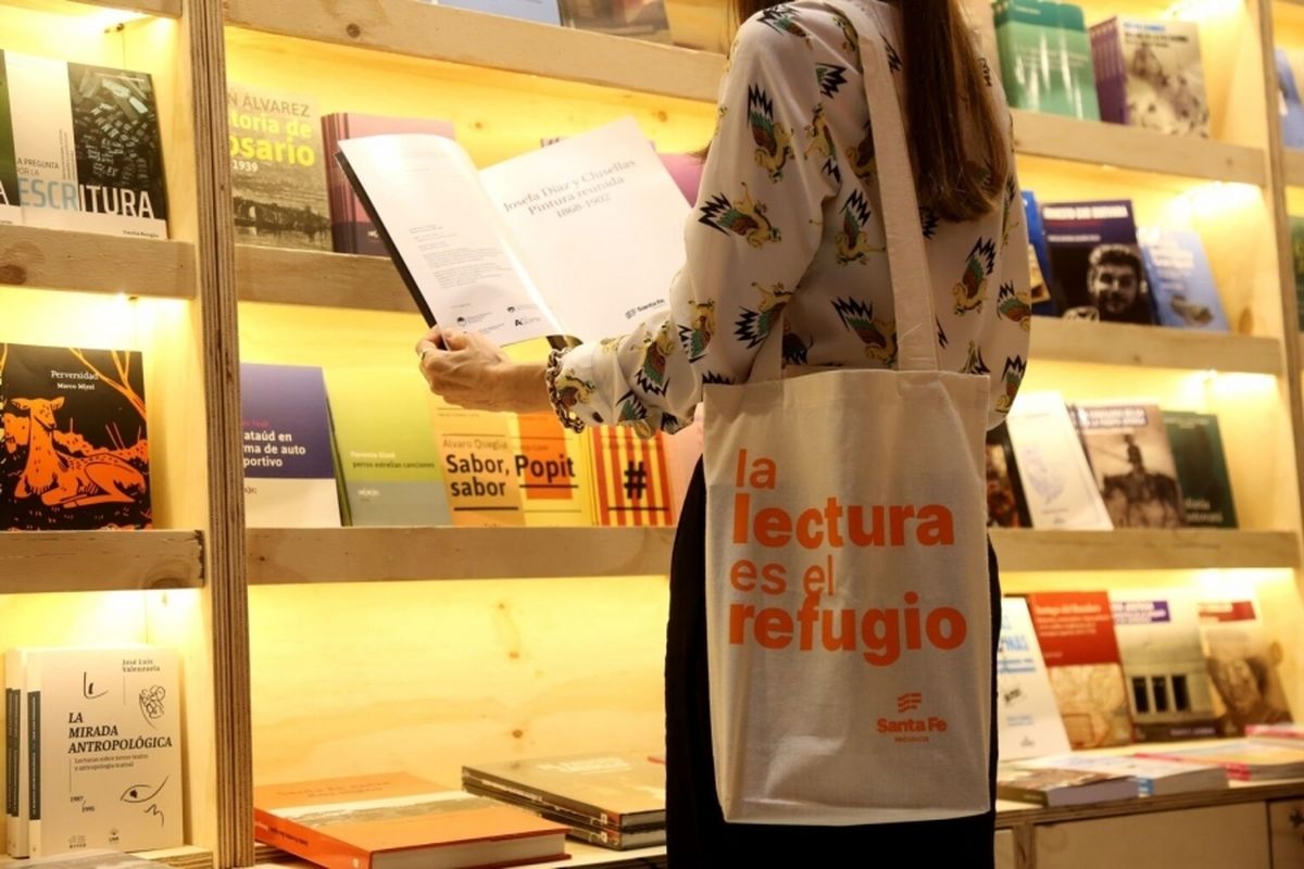 En diálogo con el programa de AIRE Algo que Decir, la ministra de Cultura de Santa Fe, Susana Rueda, manifestó su satisfacción por la firma del decreto gubernamental y destacó que la propuesta es el resultado de un largo proceso de construcción política y sectorial. En diálogo con el programa de AIRE Algo que Decir, la ministra de Cultura de Santa Fe, Susana Rueda, manifestó su satisfacción por la firma del decreto gubernamental y destacó que la propuesta es el resultado de un largo proceso de construcción política y sectorial.
