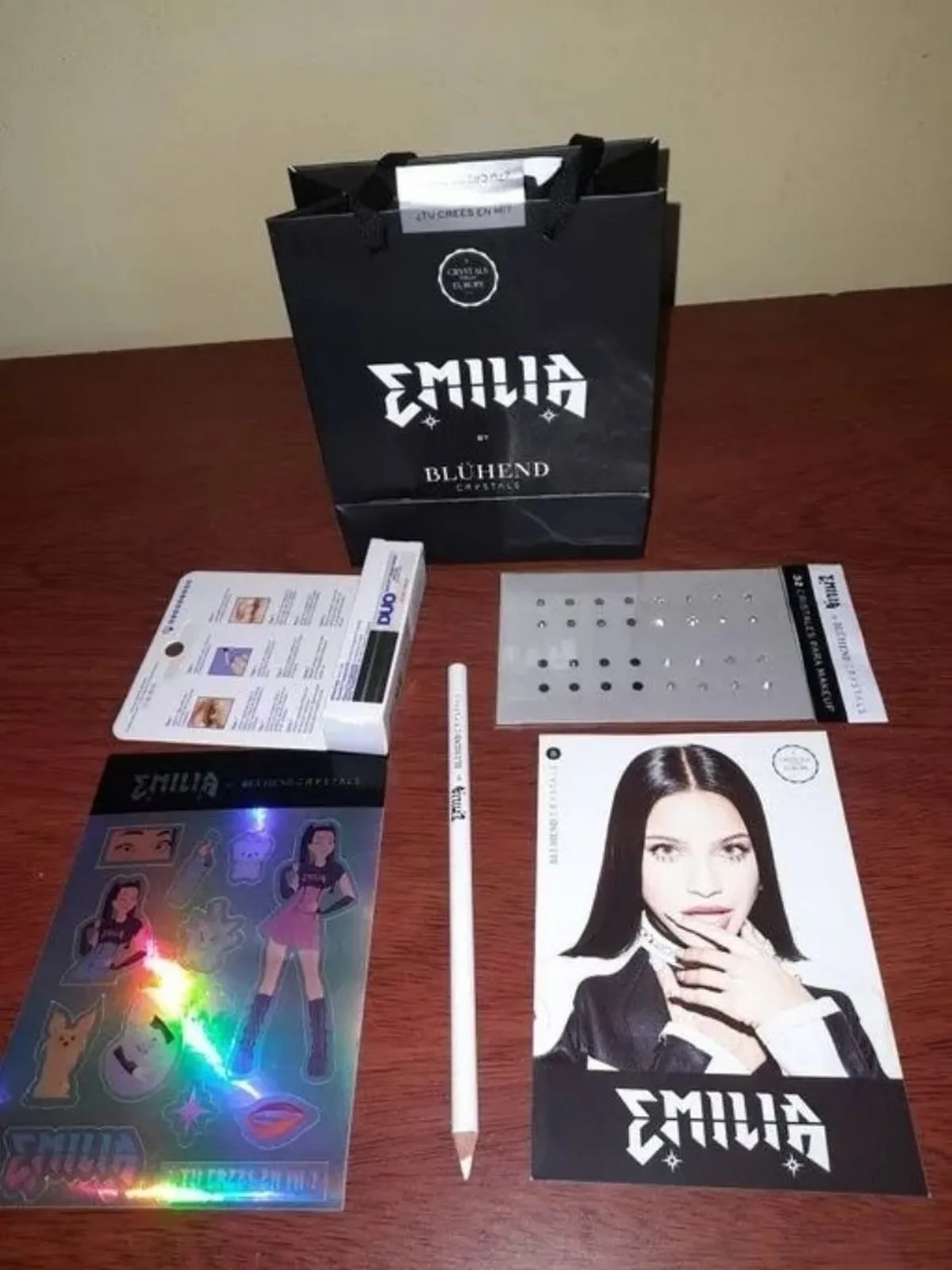Emilia vende su propio kit de brillitos oficiales. Emilia vende su propio kit de brillitos oficiales.