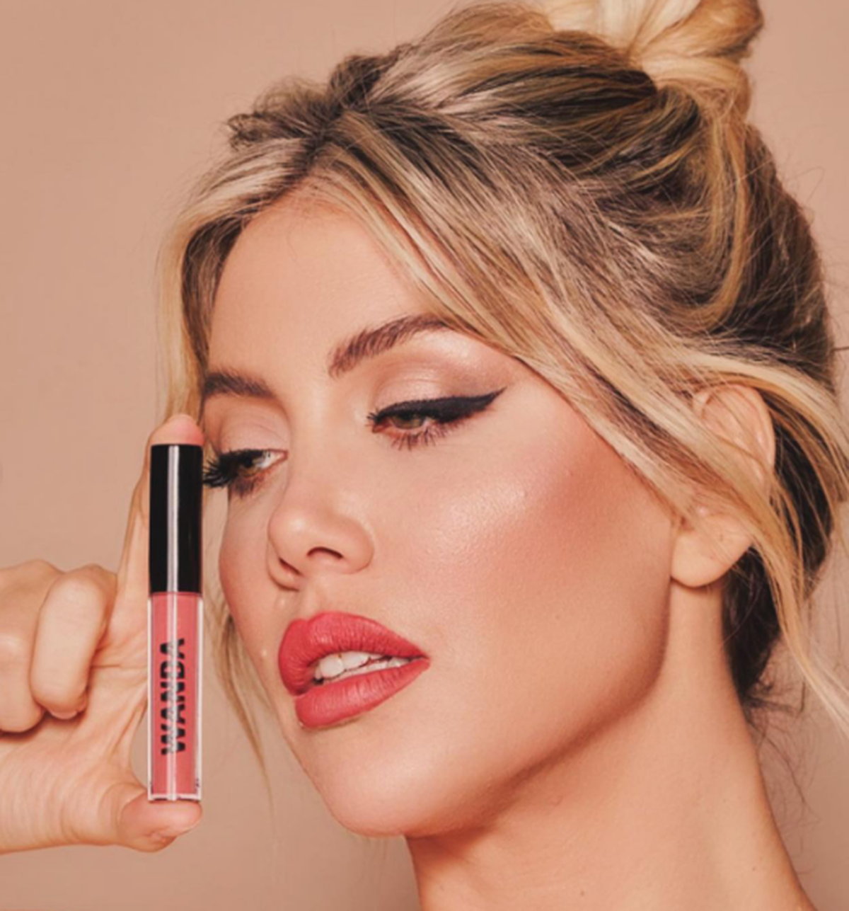 La mediática tiene una reconocida marca de maquillaje llamada “Wanda Cosmetics”. La mediática tiene una reconocida marca de maquillaje llamada “Wanda Cosmetics”.