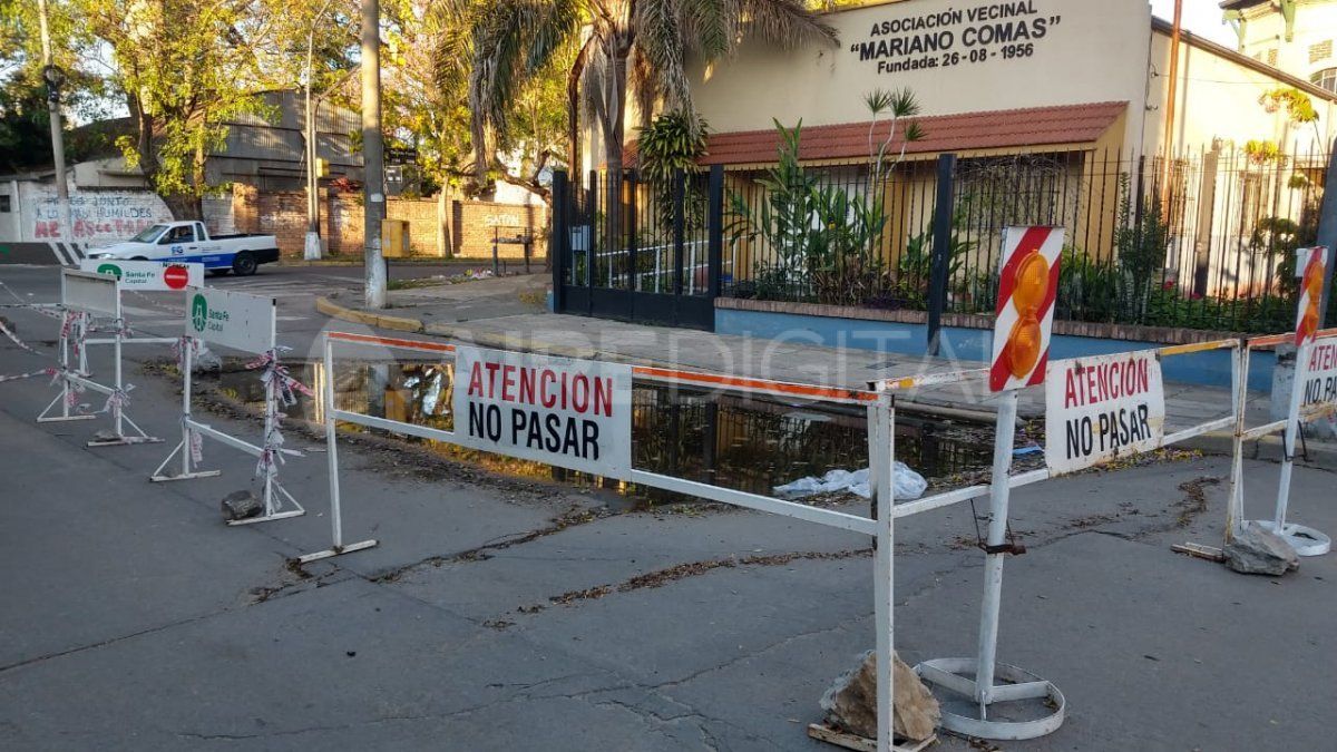 La calle Urquiza tiene un nuevo bache en la intersección con Cándido Pujato.&nbsp;