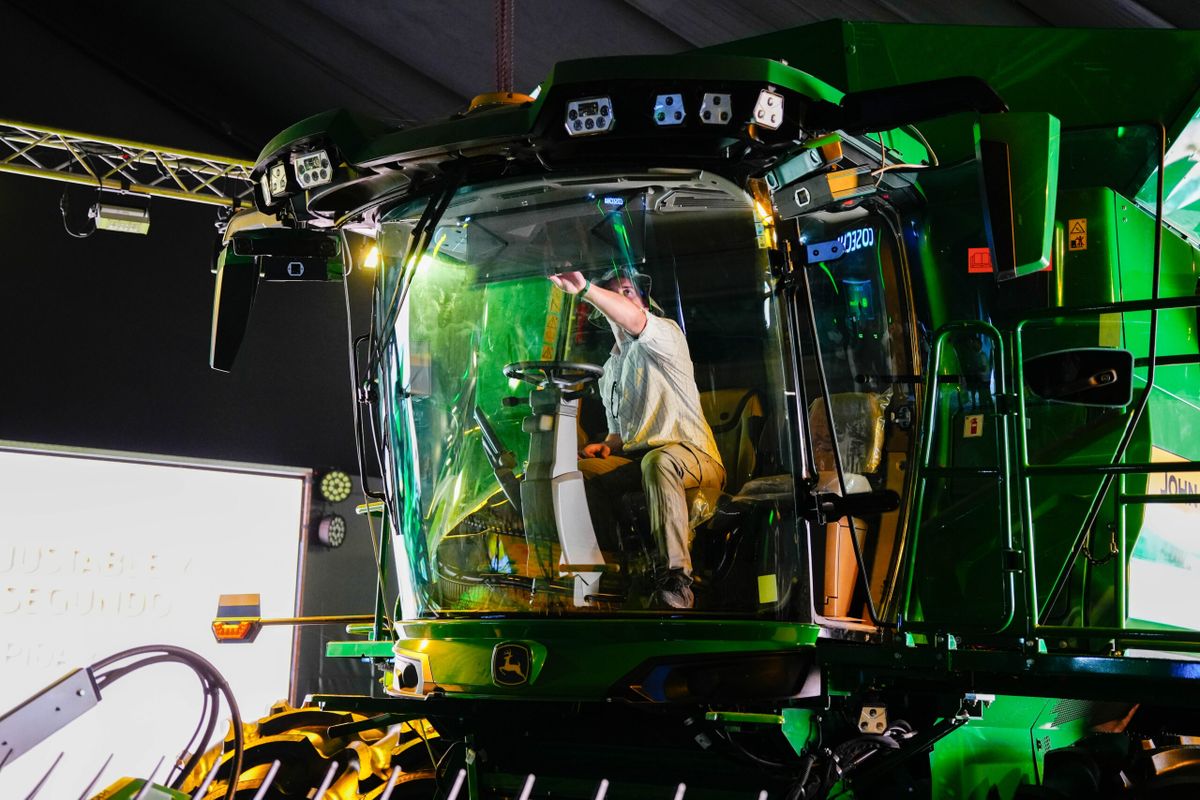 John Deere revolucionó Expoagro: presentó una cosechadora que asegura un 20% más de productividad