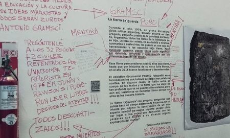 La muestra La tierra (a)guarda, en la Biblioteca Argentina Dr. Juan Álvarez de Rosario, sufrió un acto de vandalismo. La muestra La tierra (a)guarda, en la Biblioteca Argentina Dr. Juan Álvarez de Rosario, sufrió un acto de vandalismo.