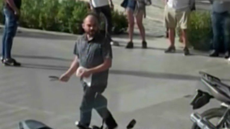 Uno de los clientes llevaba dos cuchillos en su mano.