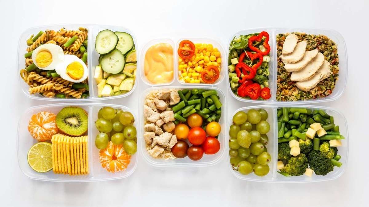 Organizar el menú semanal no solo beneficia la salud, sino que reduce el estrés mental de tener que estar en la cocina cada noche. Organizar el menú semanal no solo beneficia la salud, sino que reduce el estrés mental de tener que estar en la cocina cada noche.