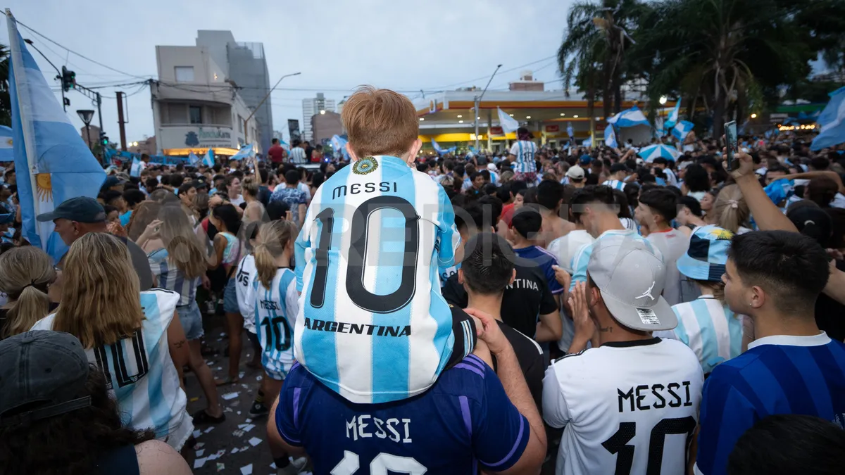 La Municipalidad colocará un vallado en la estación de servicio ubicada en Bulevar y Rivadavia durante el partido de Argentina y Croacia. Maiquel Torcatt / Aire Digital