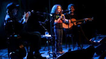 León Gieco, Lucía Ramseyer y Antonio Druetta en el escenario de La Trastienda, en Buenos Aires