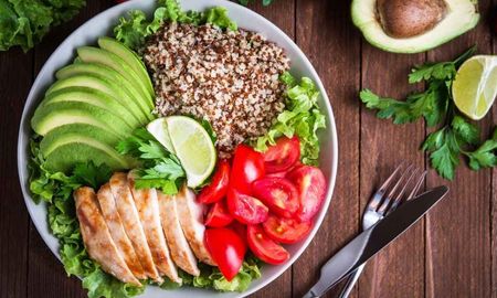 Combiná frutas, verduras y proteínas vegetales para un plato completo y energético. Combiná frutas, verduras y proteínas vegetales para un plato completo y energético.