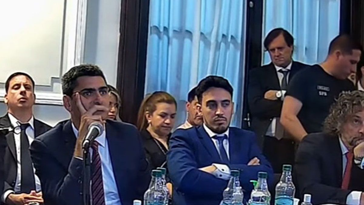 Así siguen la lectura de los alegatos los padres de Fernando Báez Sosa.