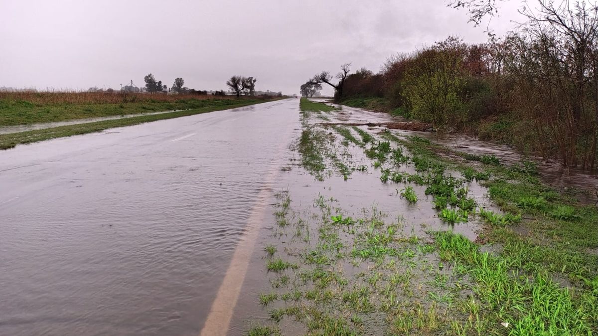 Se rehabilitaron cuatro rutas tras las lluvias del fin de semana y tres tramos continúan cortados.