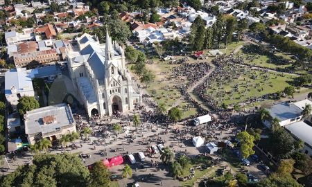 Miles de fieles celebraron la misa central de Guadalupe este domingo, en un día a pleno sol. Miles de fieles celebraron la misa central de Guadalupe este domingo, en un día a pleno sol.