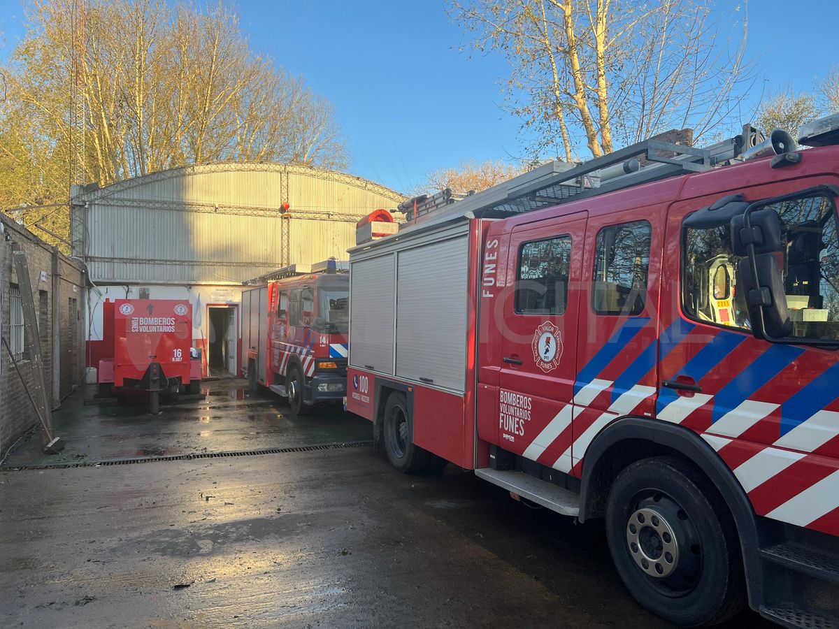 El cuartel de bomberos quedó sin techo. El cuartel de bomberos quedó sin techo.