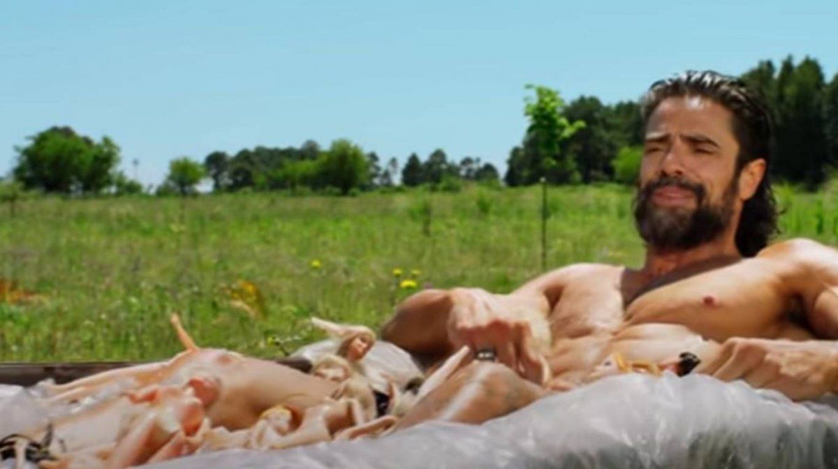 Luciano Castro le hizo el aguante a su novia y participó del videoclip de "Uy!".