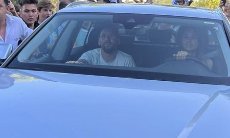 Lionel Messi ya llegó a Rosario para pasar las fiestas de fin de año junto a su familia. Lionel Messi ya llegó a Rosario para pasar las fiestas de fin de año junto a su familia.