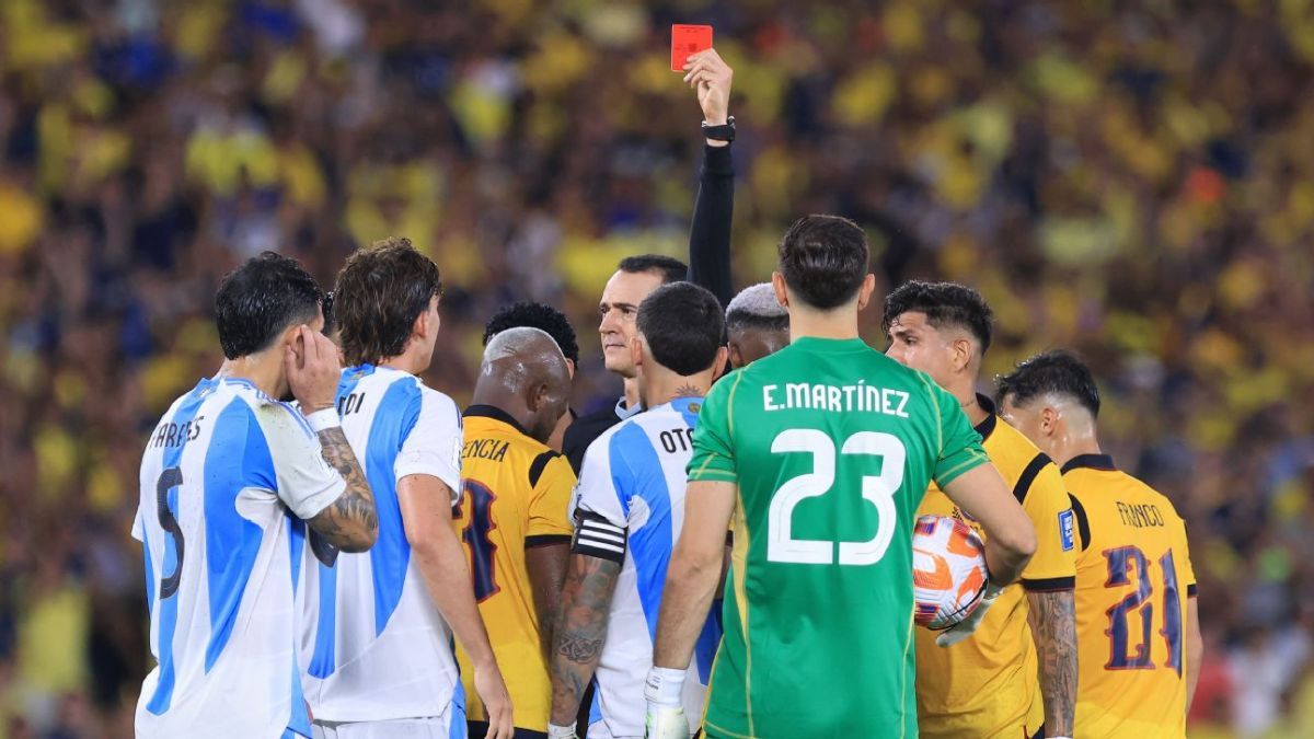 Por su expulsión ante Ecuador por las Eliminatorias, Nicolás Otamendi no podrá jugar el debut del Mundial 2026. Por su expulsión ante Ecuador por las Eliminatorias, Nicolás Otamendi no podrá jugar el debut del Mundial 2026.