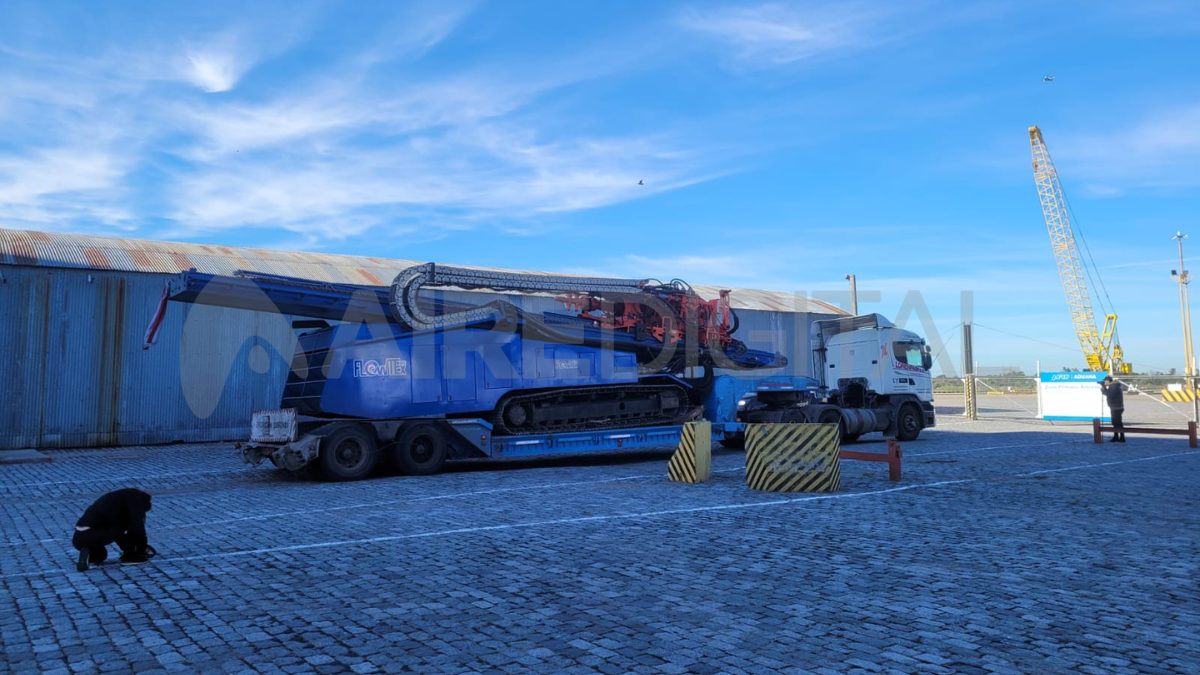 Gasoducto: este domingo llegó a Santa Fe el equipamiento para realizar el cruce de la Laguna Setúbal
