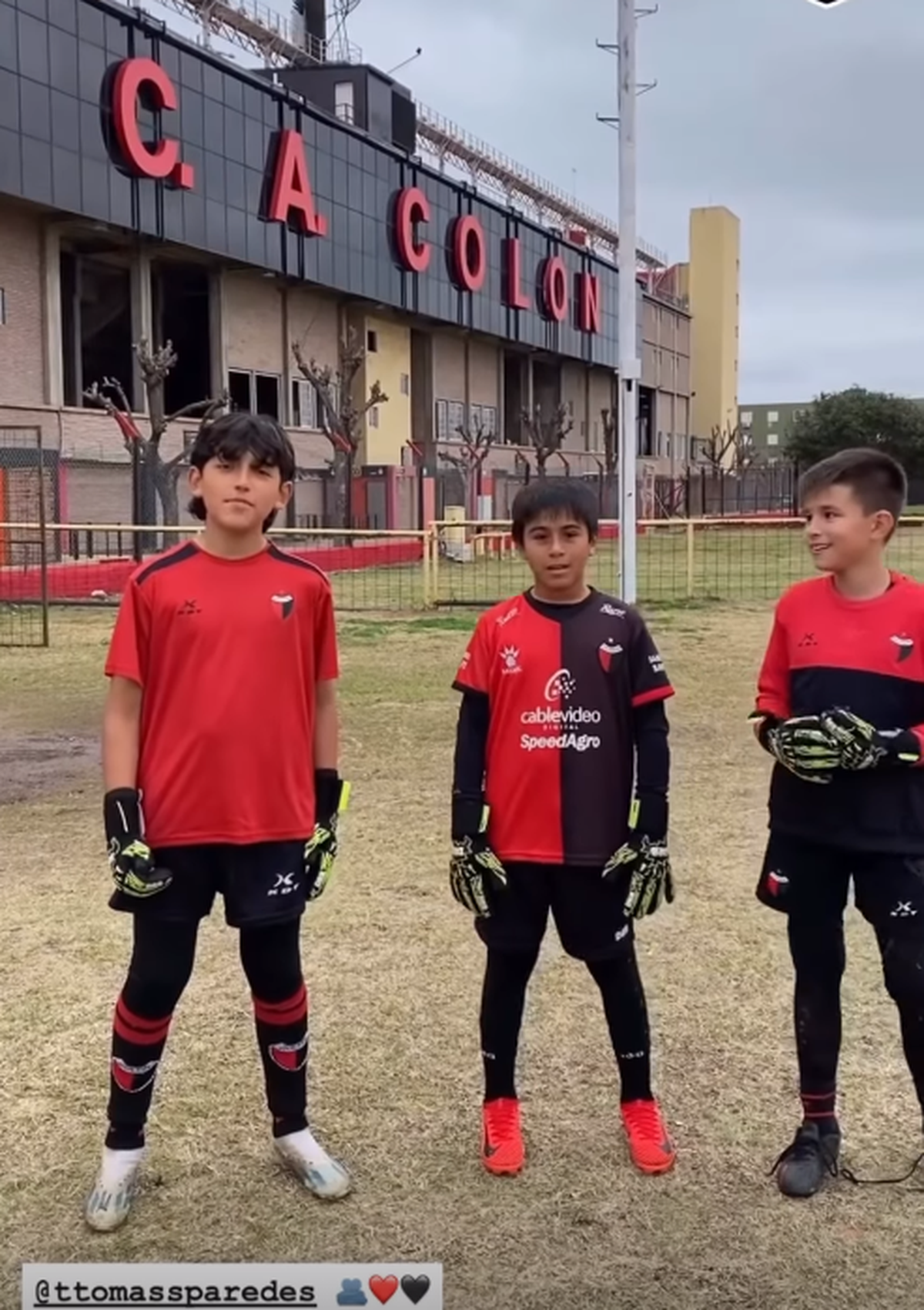 Los arqueros de las inferiores apoyaron a Tomás Paredes, que será el "1" titular de Colón. Los arqueros de las inferiores apoyaron a Tomás Paredes, que será el "1" titular de Colón.