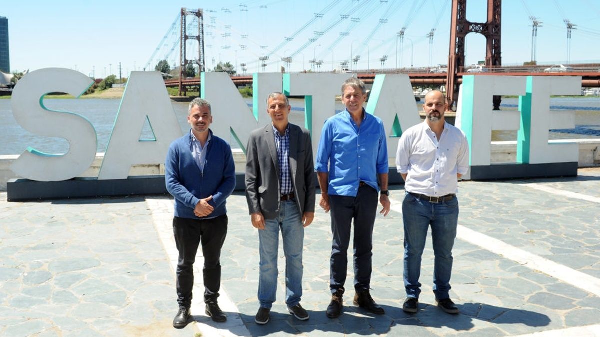 Mariano Granato; el secretario de Educación y Cultura municipal, Paulo Ricci; y el ministro de Trabajo, Empleo y Seguridad Social, Juan Manuel Pusineri acompañaron al intendente Emilio Jatón en la presentación. Mariano Granato; el secretario de Educación y Cultura municipal, Paulo Ricci; y el ministro de Trabajo, Empleo y Seguridad Social, Juan Manuel Pusineri acompañaron al intendente Emilio Jatón en la presentación.
