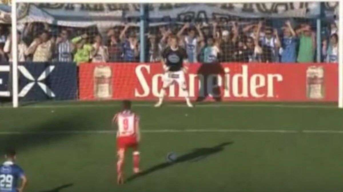 Adrián Bastía entró al arco y le atajó un penal a Claudio Riaño. Adrián Bastía entró al arco y le atajó un penal a Claudio Riaño.