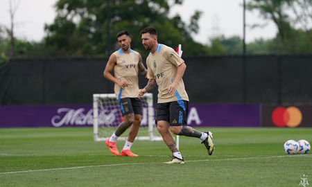 La Selección Argentina prueba pensando en Chile, rival del martes en la Copa América. La Selección Argentina prueba pensando en Chile, rival del martes en la Copa América.