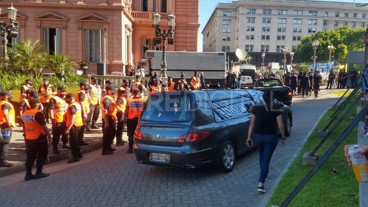 Así ingresaba a la Casa Rosada el coche fúnebre que trasladará el cuerpo de Diego Armando Maradona hacia Bella Vista.