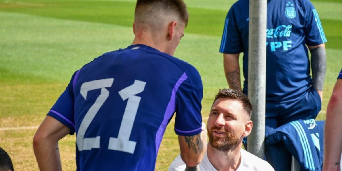Kevin Zenón junto a Lionel Messi. Kevin Zenón junto a Lionel Messi.