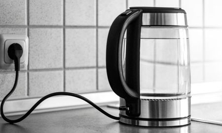 Existen formas simples y seguras de limpiar la pava eléctrica sin dañarla. Existen formas simples y seguras de limpiar la pava eléctrica sin dañarla.