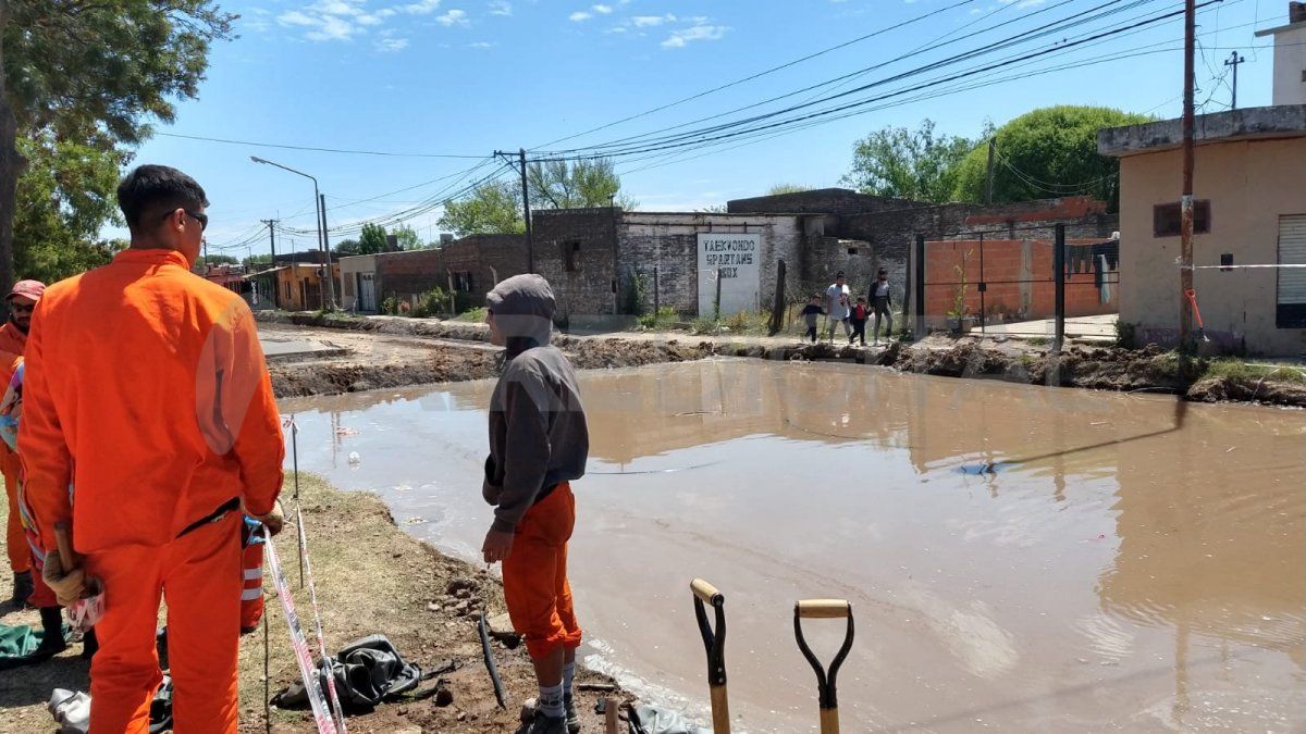 Aguas Santafesinas también está trabajando en el lugar.
