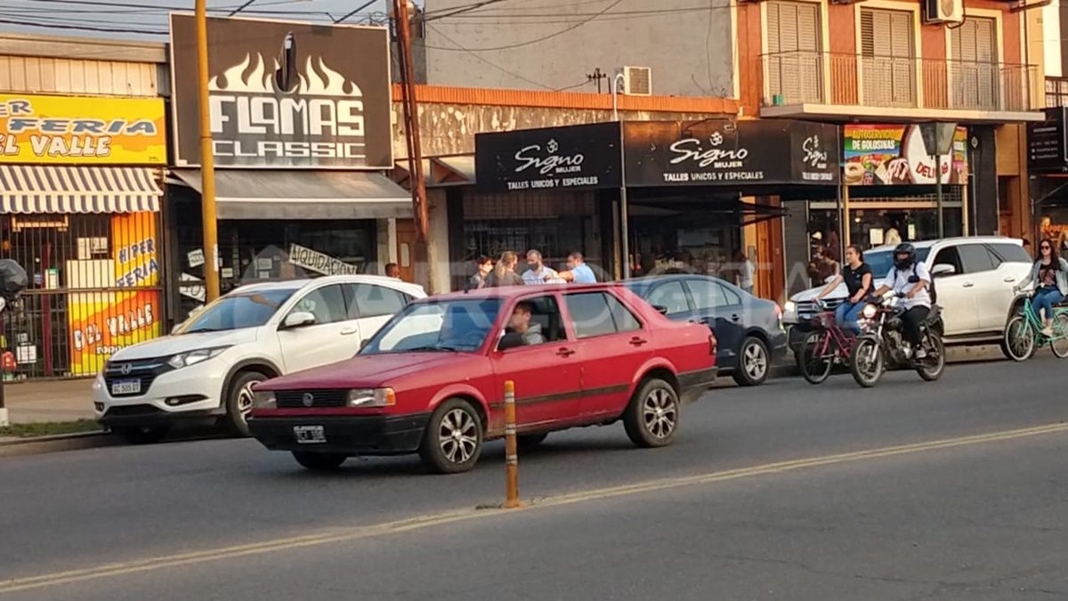 Comercios abiertos y muchos vehículos en una de las principales arterias de Santa Fe