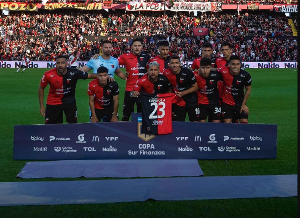 El equipo de Colón ante River. El equipo de Colón ante River.