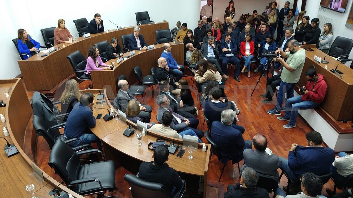 Además de Clara García y los ediles, estuvieron presentes en el homenaje el presidente de la Cámara de Diputados de Santa Fe, Pablo Farías, y los diputados Palo Oliver, Basile, Aymar y Hynes. También estuvieron exfuncionarios provinciales, actuales funcionarios municipales, representantes de ONGs, de clubes y militantes.