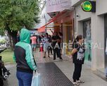 Largas filas frente a los cajeros autom&aacute;ticos. Una imagen que se repite desde el inicio de la cuarentena por coronavirus. Muchos utilizan por primera vez los medios electr&oacute;nicos para pagar o retirar efectivo. Los delincuentes aprovechan estas circunstancias.