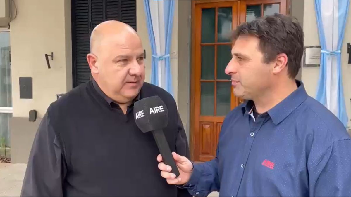 El intendente de Pujato, Daniel Quacquarini, dialogó con el móvil de AIRE de Santa Fe tras la llegada de Lionel Scaloni al pueblo. El intendente de Pujato, Daniel Quacquarini, dialogó con el móvil de AIRE de Santa Fe tras la llegada de Lionel Scaloni al pueblo.