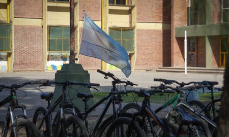 La ciudad de San Cristóbal, en el centro norte de la provincia de Santa Fe, continúa paralizada tras el tiroteo en la escuela Mariano Moreno que se cobró la vida de Ian Cabrera. La ciudad de San Cristóbal, en el centro norte de la provincia de Santa Fe, continúa paralizada tras el tiroteo en la escuela Mariano Moreno que se cobró la vida de Ian Cabrera.