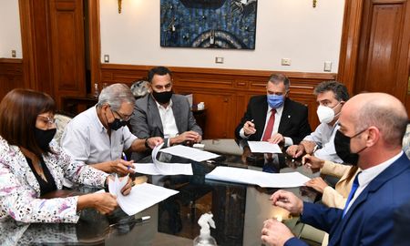 El gobernador de Tucumán, Osvaldo Jaldo, junto a sus funcionarios y representantes gremiales, firmaron un acuerdo de suba salarial del 59% para los docentes de la provincia. El gobernador de Tucumán, Osvaldo Jaldo, junto a sus funcionarios y representantes gremiales, firmaron un acuerdo de suba salarial del 59% para los docentes de la provincia.