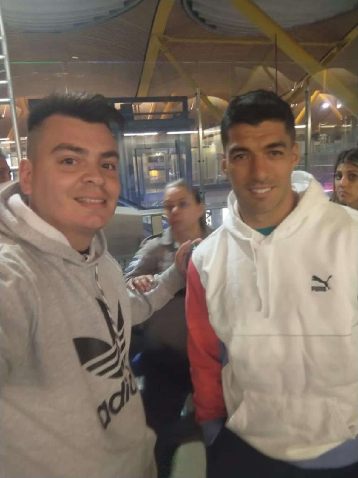 Julián Brochero empezó a palpitar el Mundial ya desde el aeropuerto de Madrid, donde se cruzó con Luis Suárez, estrella de la selección uruguaya.