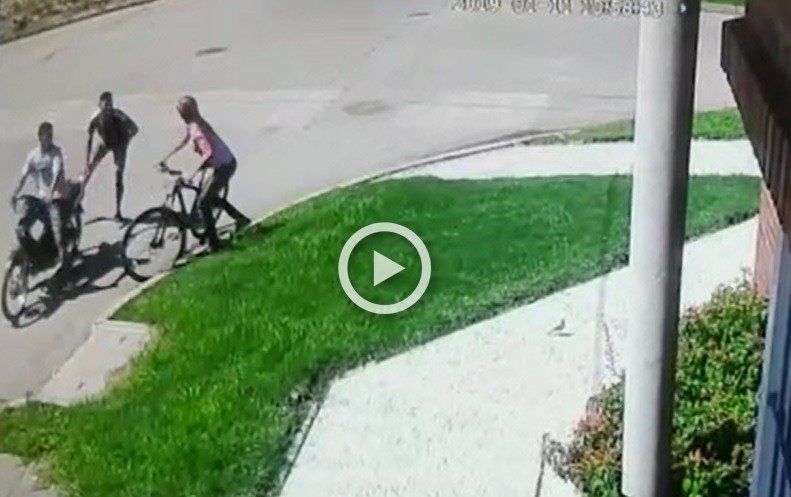 Como no pudieron robarle la bici, se llevaron la rueda