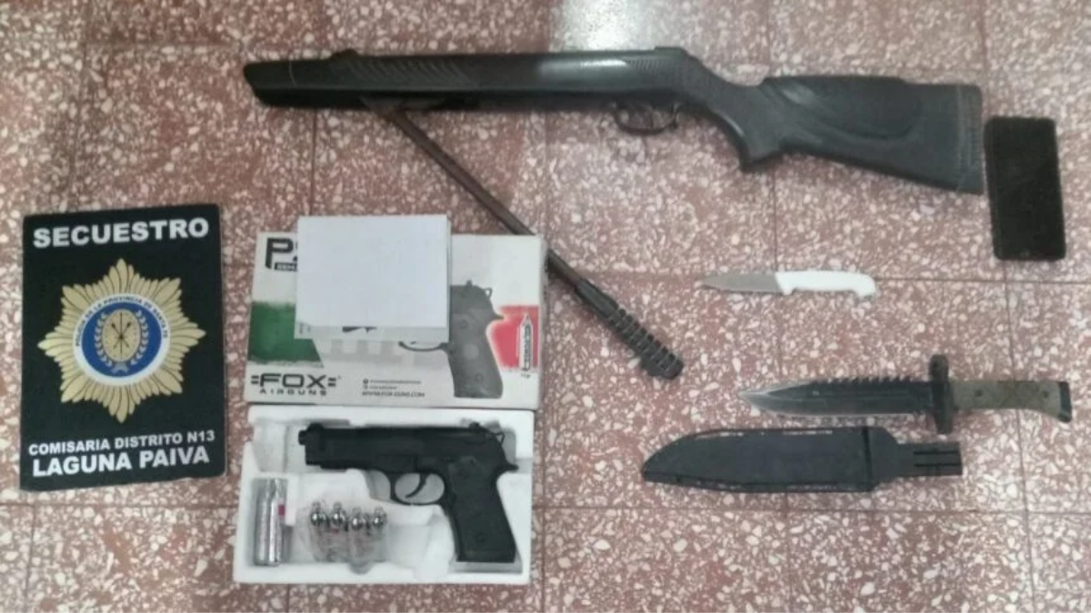 La denunciante tiene 18 años. El acusado es un menor de 16. Secuestraron armas de aire comprimido.
