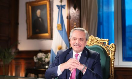 El presidente Alberto Fernández realizará esta semana su agenda en la Quinta de Olivos por haber sido un contacto estrecho de Covid-19, se informó oficialmente. El presidente Alberto Fernández realizará esta semana su agenda en la Quinta de Olivos por haber sido un contacto estrecho de Covid-19, se informó oficialmente.