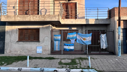 Los regalos más curiosos que los fanáticos de la Selección Argentina dejaron en la casa de Lionel Messi