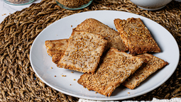 altText(Crackers de semillas y agua: la receta sin harina ni manteca para picar algo sano entre comidas)}