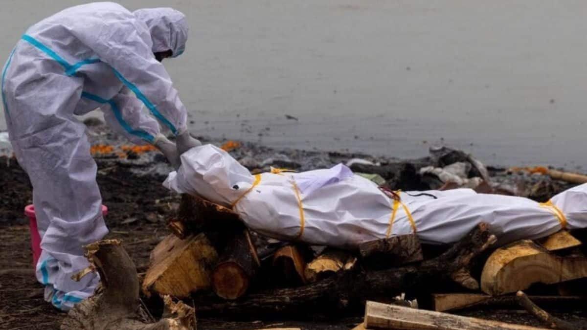 Decenas de cadáveres han sido hallados flotando en el río Ganges en momentos en que el coronavirus acecha al país.