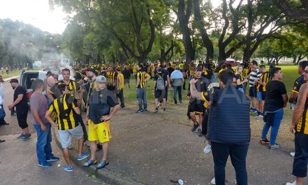 Los hinchas de Peñarol se concentran en el Parque Garay de la ciudad de Santa Fe antes del partido contra el Club Atlético Colón. Los hinchas de Peñarol se concentran en el Parque Garay de la ciudad de Santa Fe antes del partido contra el Club Atlético Colón.