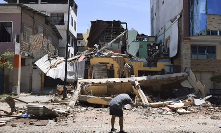 Al menos 360 edificaciones quedaron destruidas o afectadas por el temblor en Ecuador. Al menos 360 edificaciones quedaron destruidas o afectadas por el temblor en Ecuador.