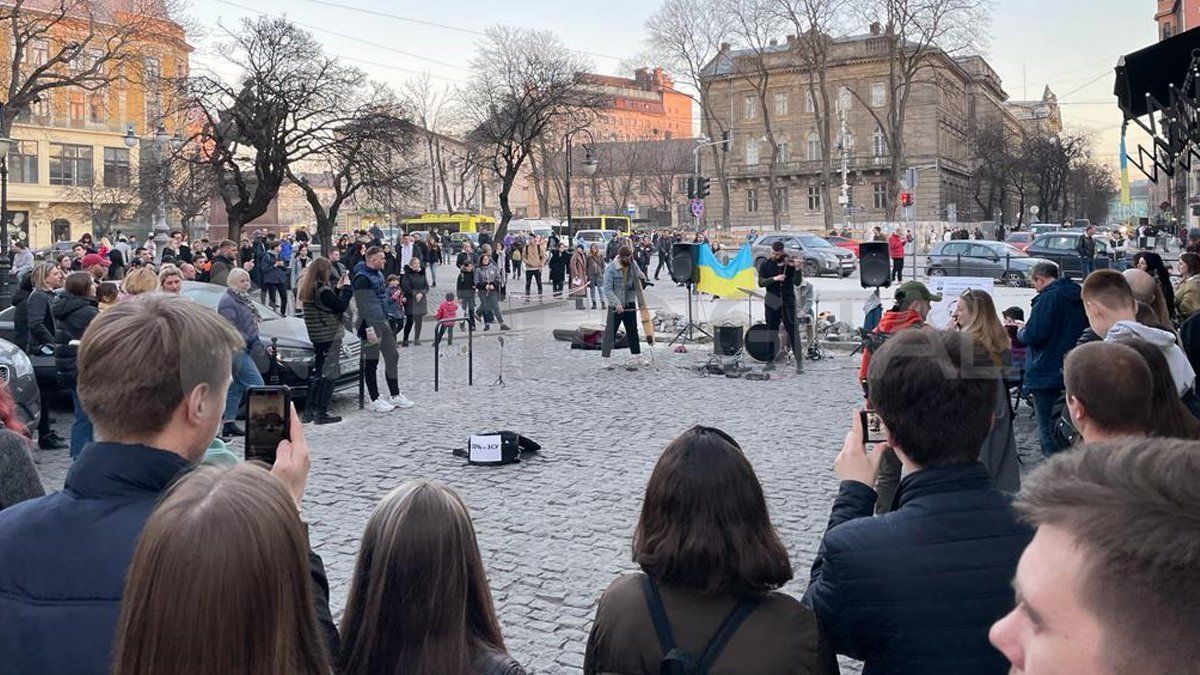 Como los teatros están cerrados y los bares no venden alcohol la calle se transformó en el lugar de reunión entre el mediodía y las 17.