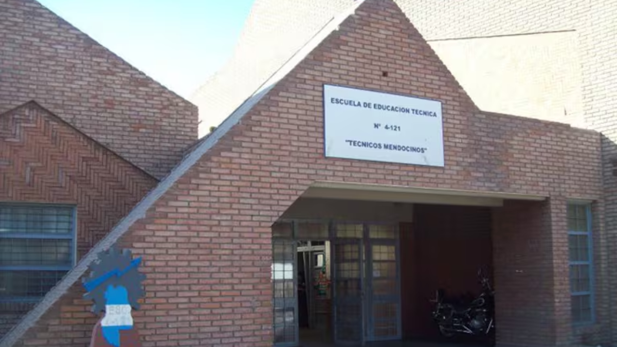 Adolescente llevó un arma a la escuela y amenazó a algunos de sus compañeros.