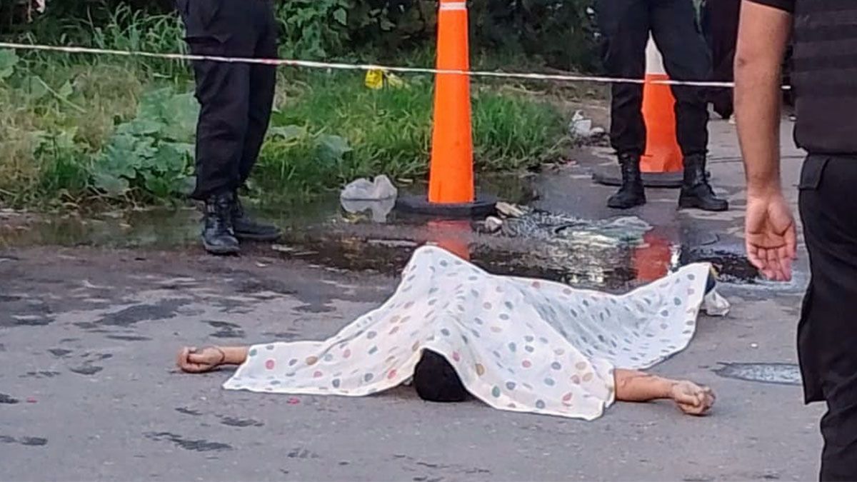 Un hombre fue acribillado en el norte de Rosario este viernes por la tarde y murió en el acto.