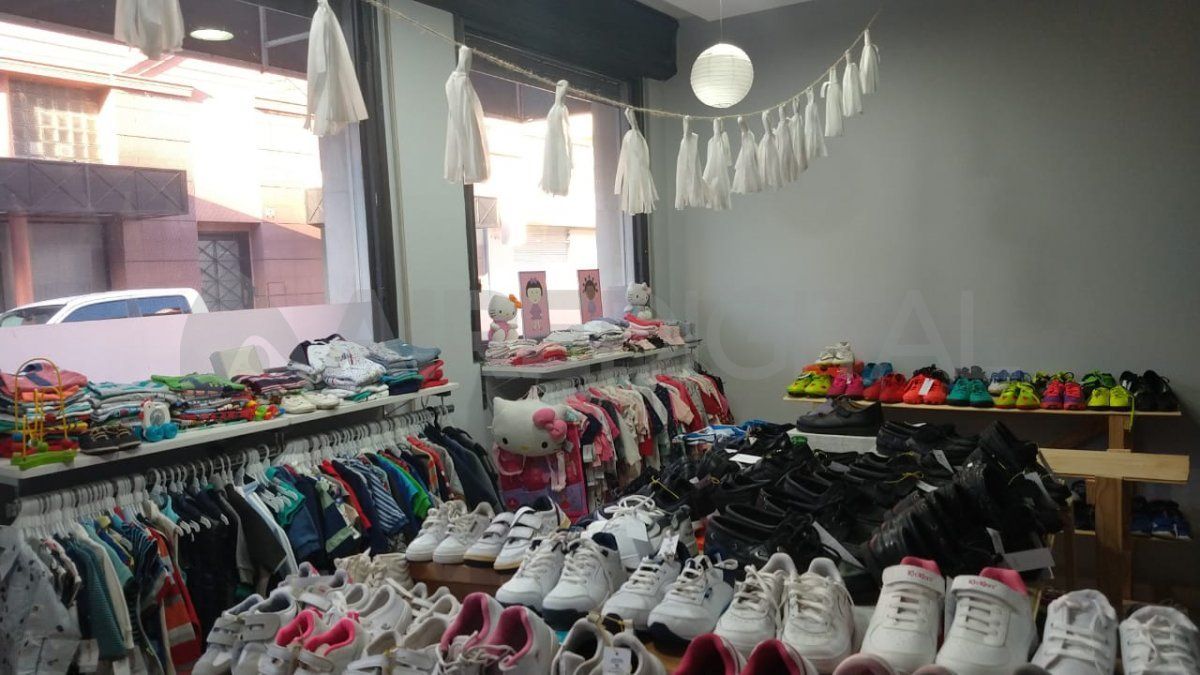 El local ofrece indumentaria deportiva, informal y escolar para hombres y mujeres.