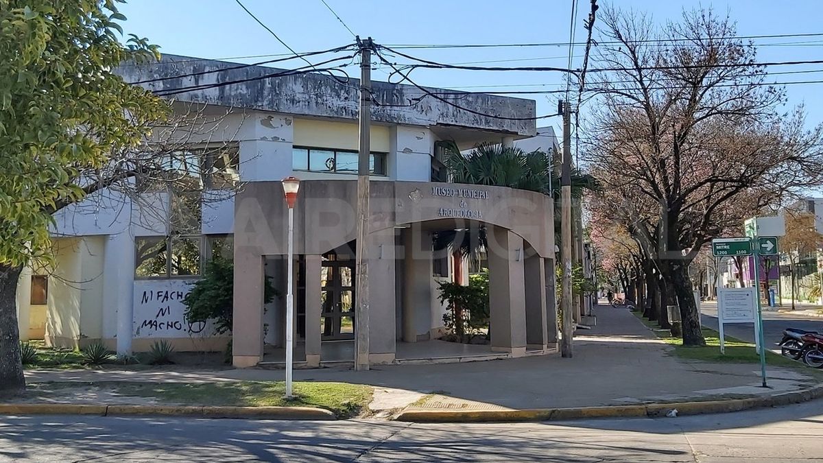 El Museo Municipal de Arqueología de Reconquista se encuentra en la intersección de calles Mitre y Olessio, a metros de la Terminal de Ómnibus.